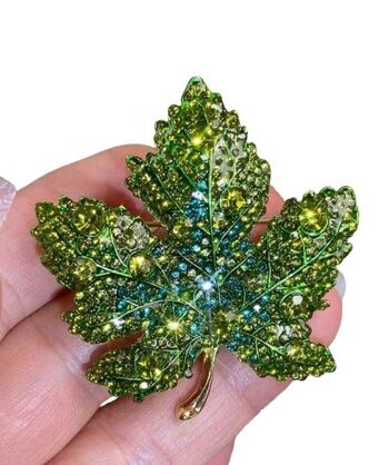 Broche Smukt Guld Blad Med Glitrende Sten Grønne Nuancer
