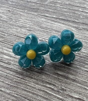 ørestikker Teal Blomster Facet Slebet Med Gul Midte