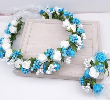Blomsterkrans Med Blomster Roser Hvid Blå Silkebånd Med Lille Corsage