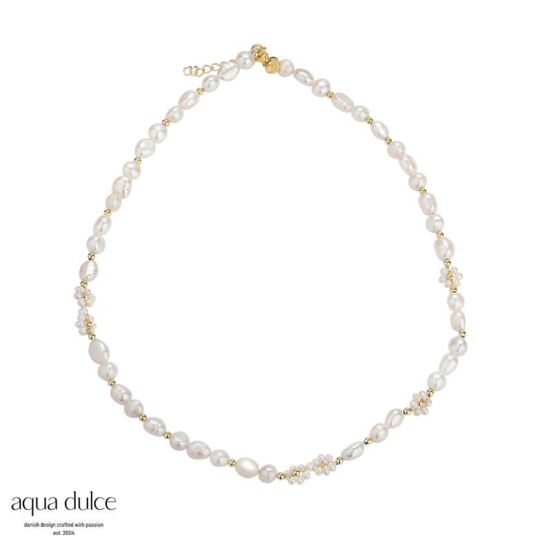 Wonderful Daisy Necklace Golden