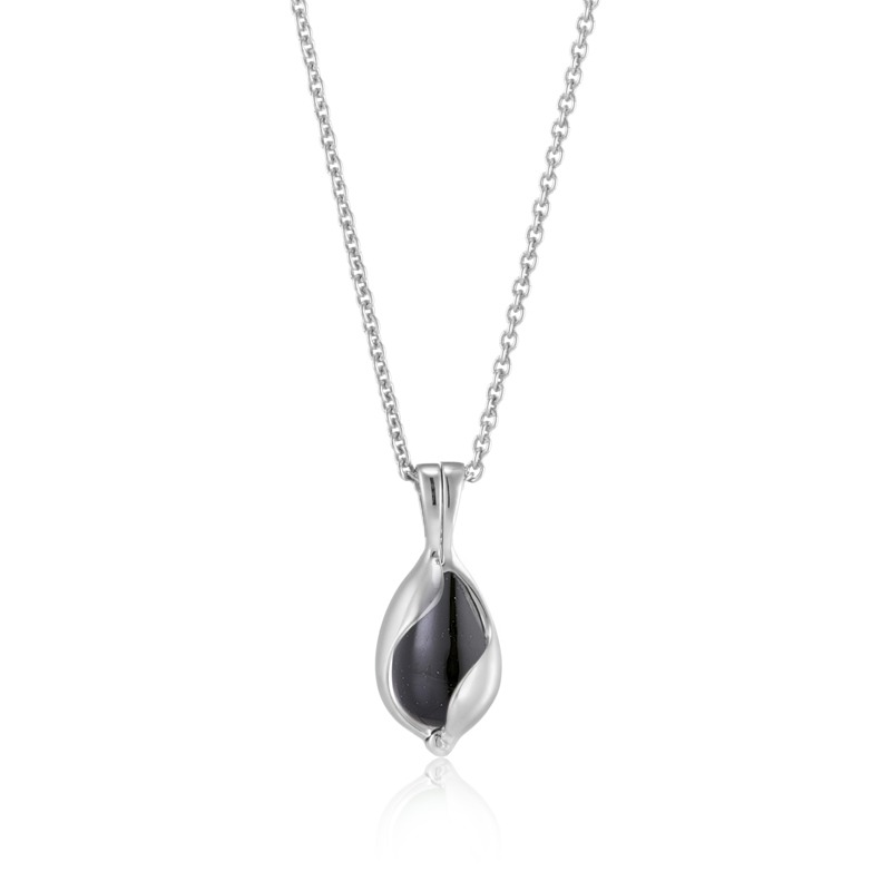 Lille Blankt Smykke Med Sort Onyx