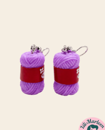 Purple Knit Garnnøgle øreringe Lilla Med Rød Etiket